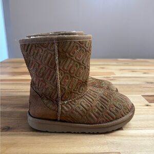UGG Australia Girls Classic II Graphic Stitch Short Boot 2